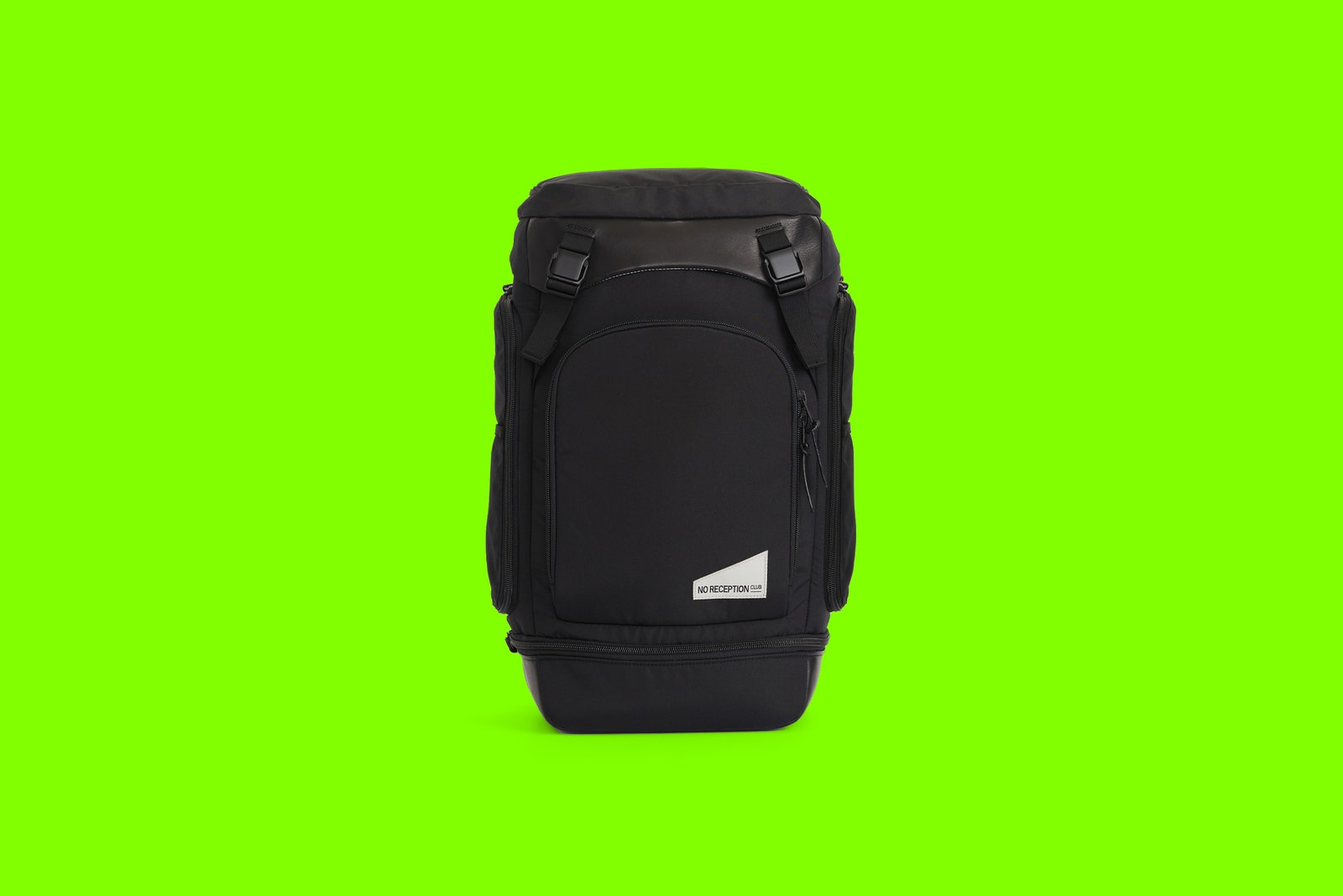 The No Reception Club Getaway Bag Is Perfect for Family Day Trips